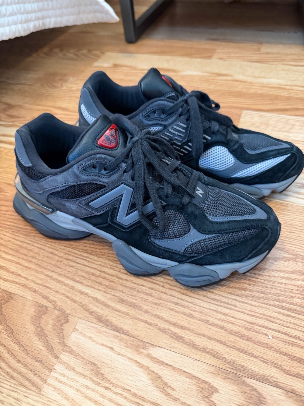New Balance Woman Black and Gray Mesh Suede Sneakers